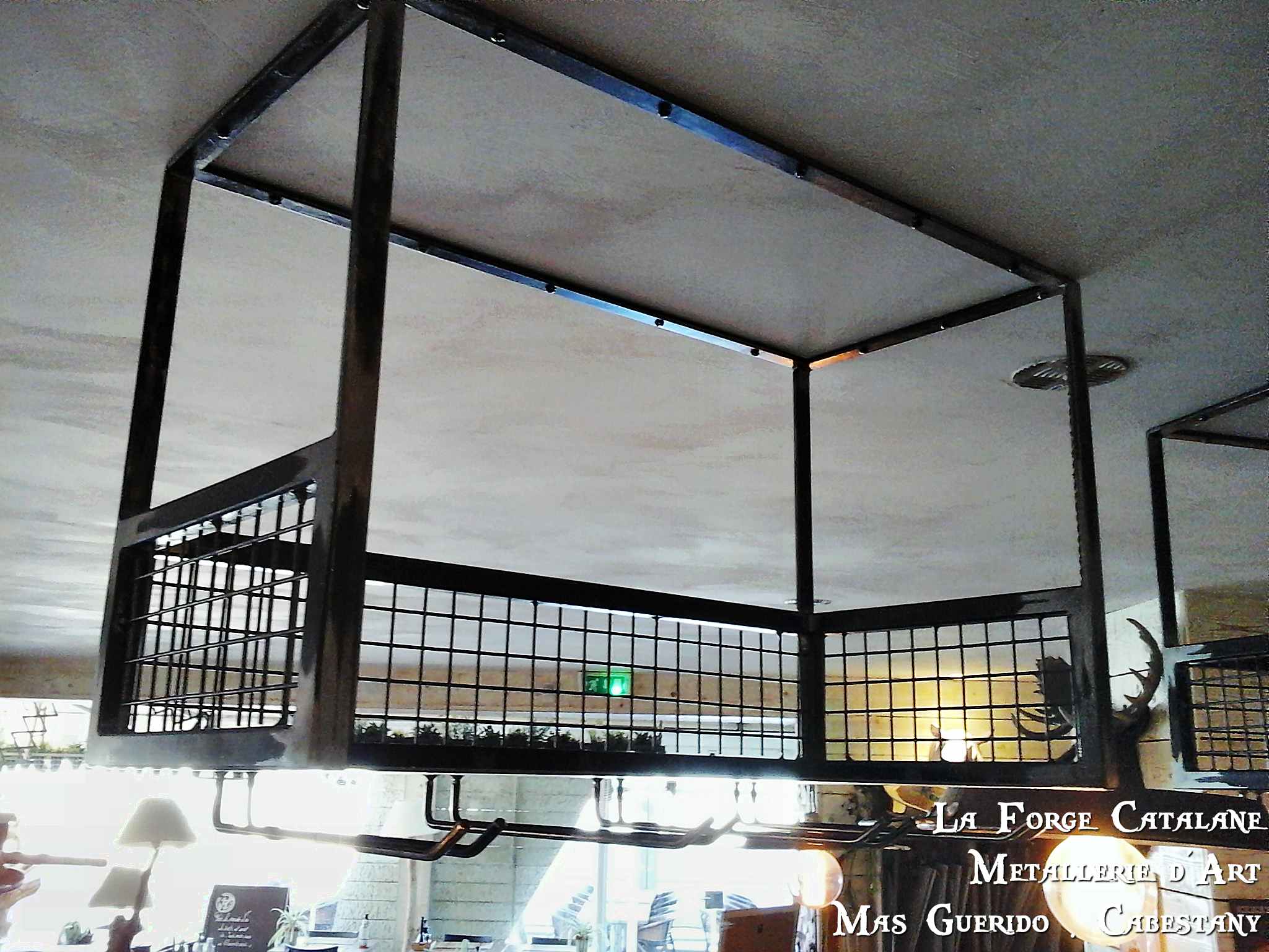 Range bouteille bar la siesta industriel forge catalane 6.jpg